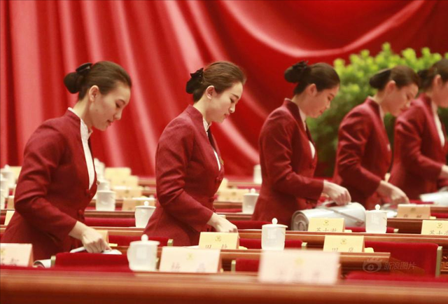 人民大會(huì)堂禮儀服務(wù)員選拔 為何四年一換且非北京本地人？